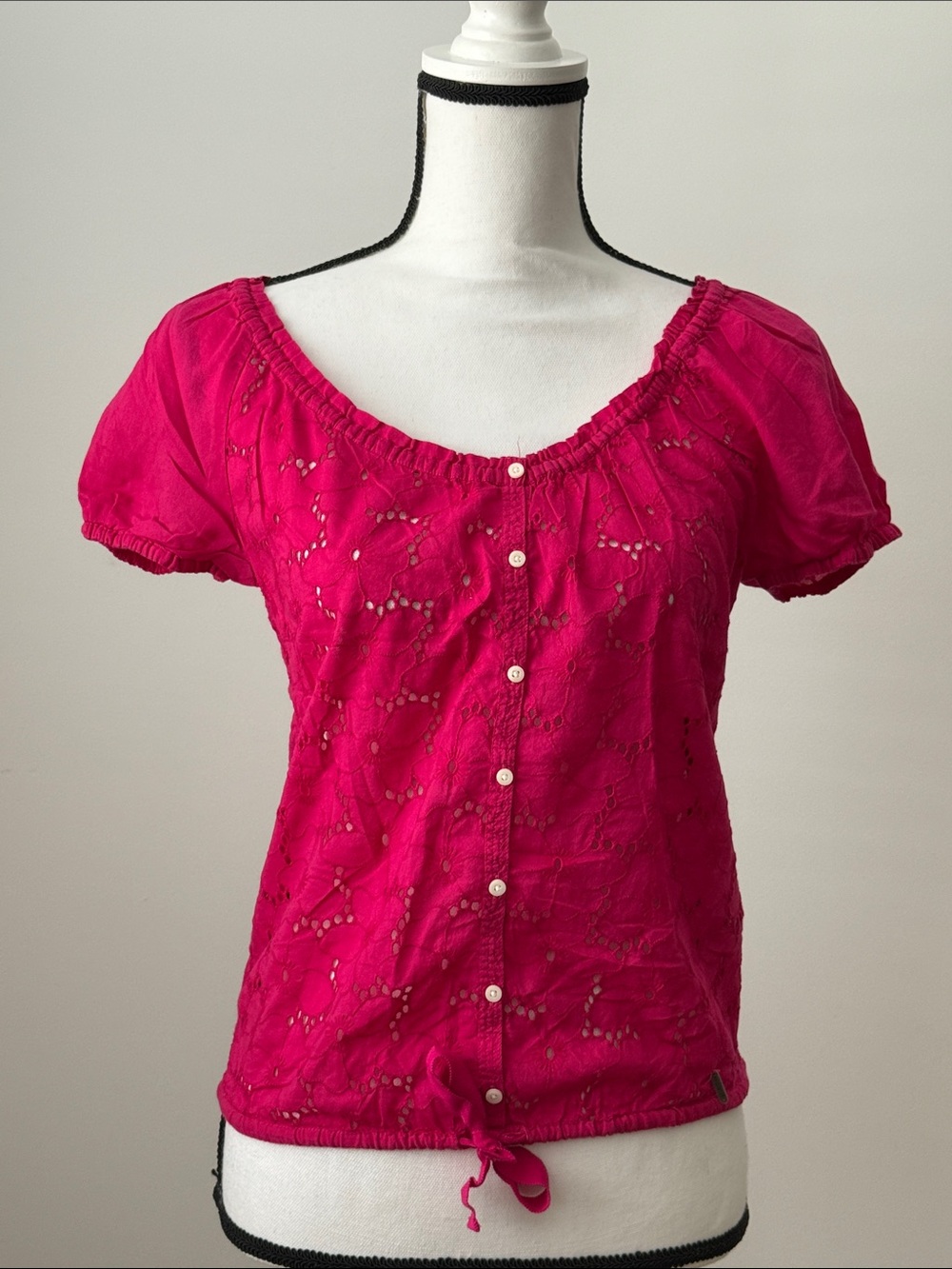 Hollister Women’s Eyelet Button-Front Top in Bright Fuchsia, Size Small